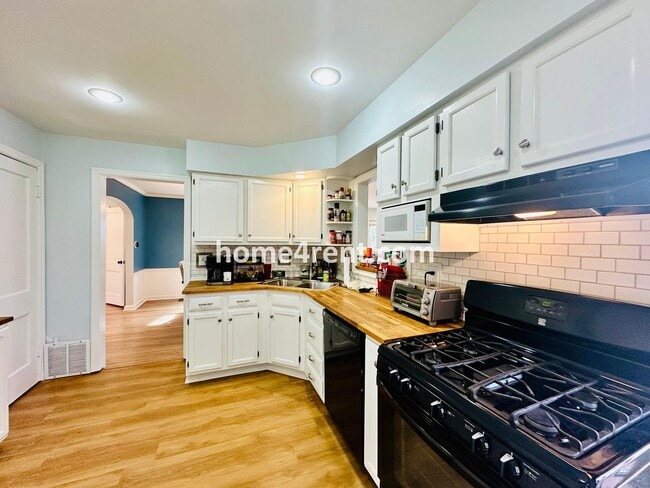 Building Photo - Charming, Prairie Village Home in a Quiet Neighborhood with Wood Floors and a Fenced Yard!