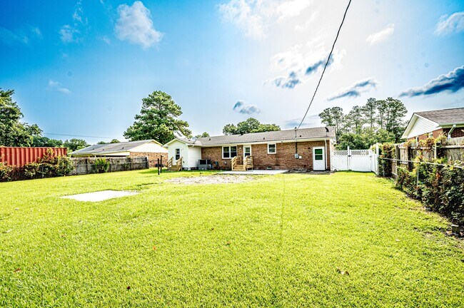 Building Photo - 204 Wildwood Rd