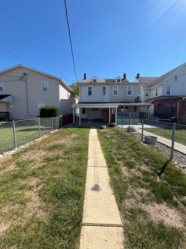 Building Photo - Move-in ready and well-maintained, this 4-...