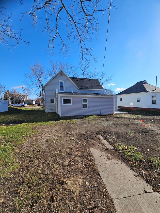 Building Photo - Spacious 5 Bedroom 2 Bath Home in Knoxville