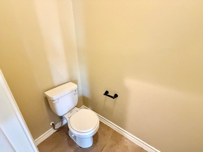 Building Photo - Beautiful 3 BR, 2.5 bath townhome located in the Judson School District