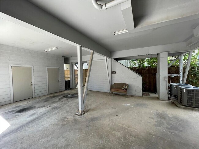 Building Photo - 508 W Clay St