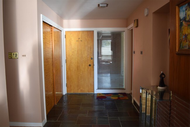 Building Photo - 301 Homan Ave