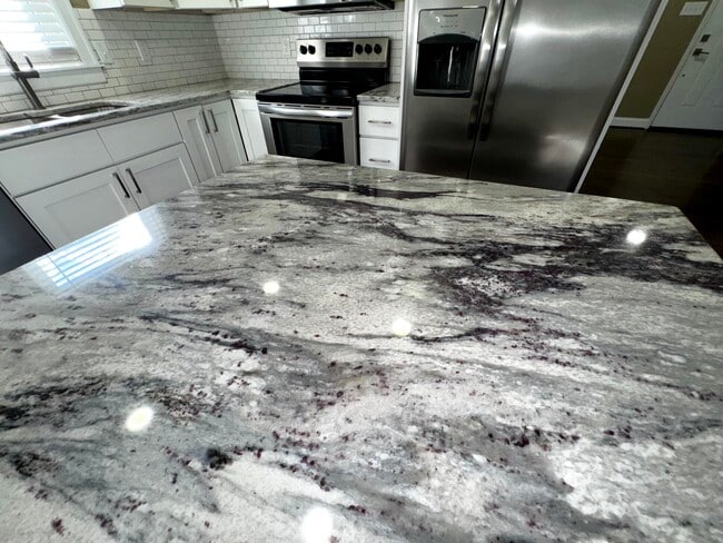 Building Photo - 564 Claymont Dr