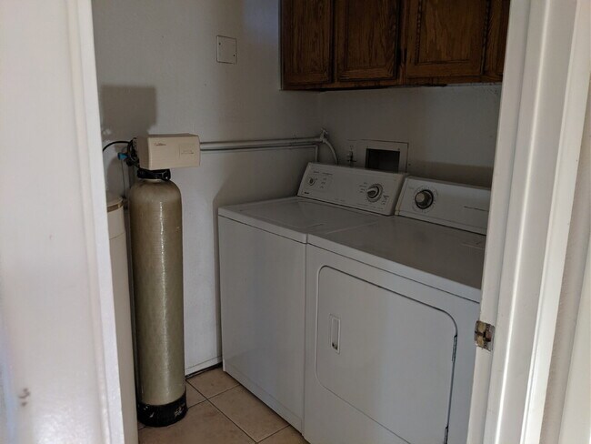 Building Photo - 3 Bedroom 2 Bathroom Close to ASU! $2099 a...