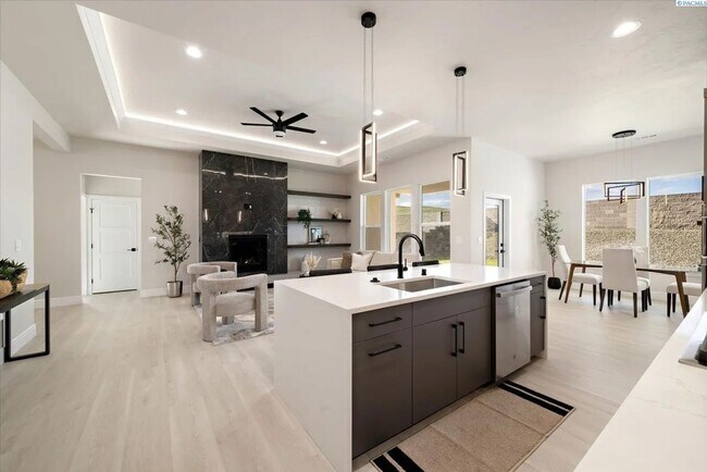 Building Photo - Modern 4-Bedroom Home in Desirable Richland