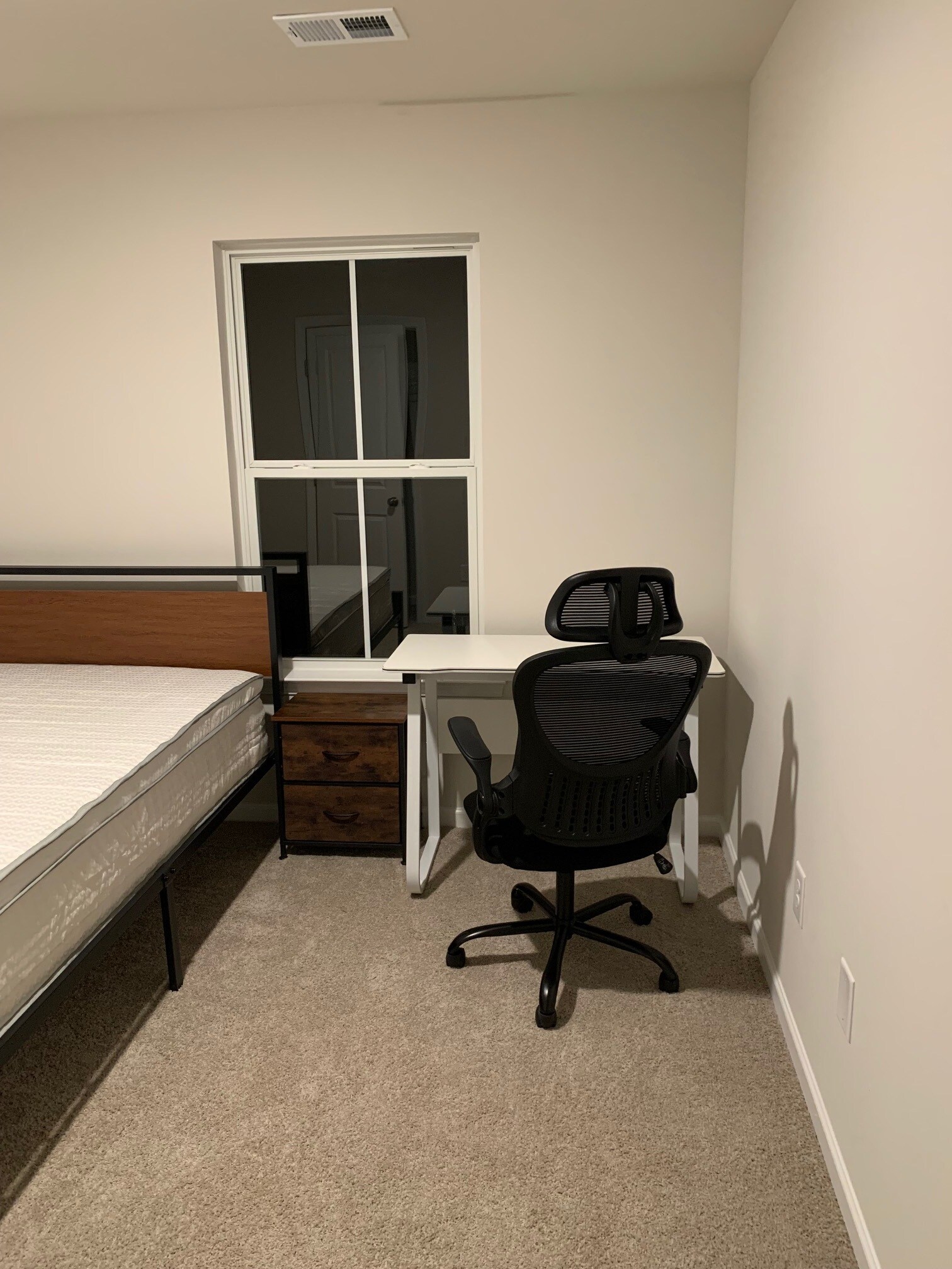 Building Photo - 1086 W Bank St