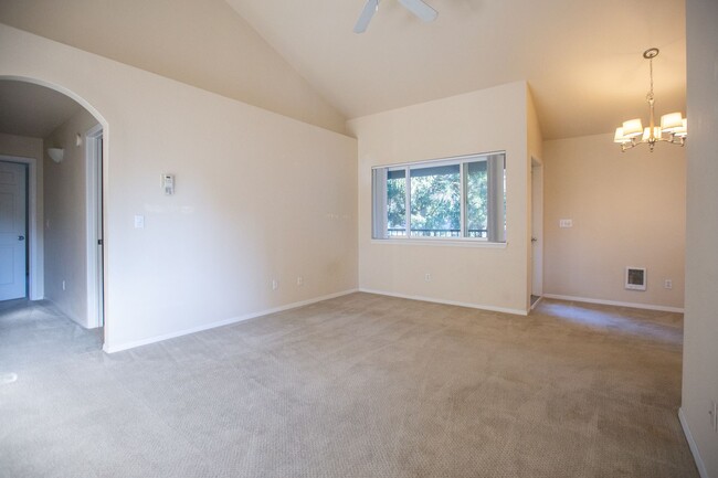 Building Photo - *** Desired Lake Oswego 3 bedroom Condo Av...