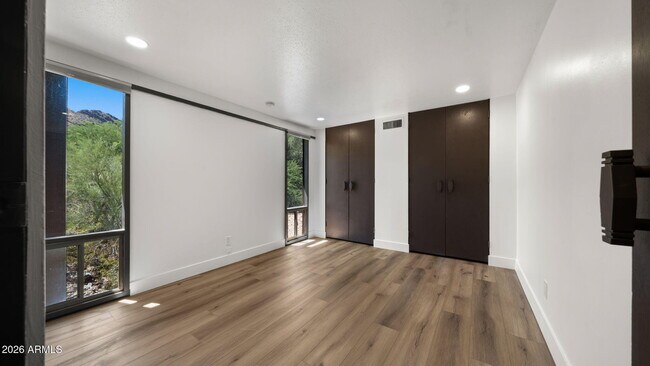 Building Photo - 6102 E Quartz Mountain Rd