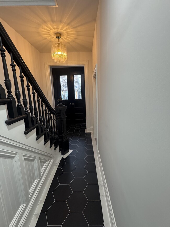 Building Photo - 315 25th St