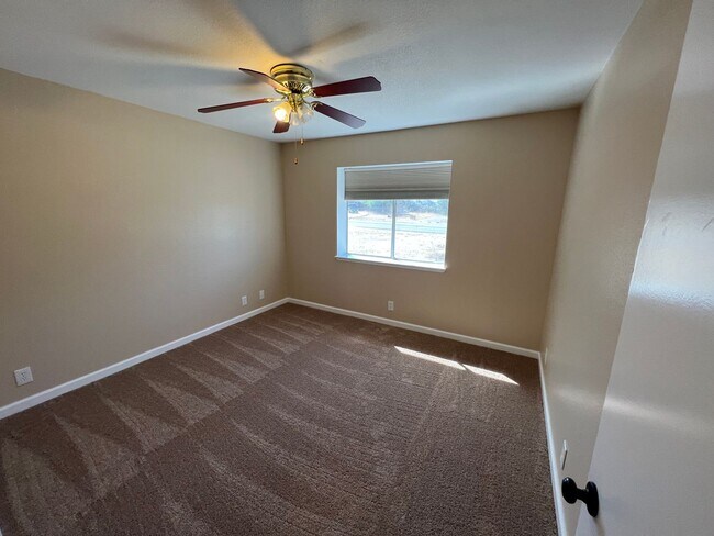 Building Photo - Apple Valley Desert Knolls
