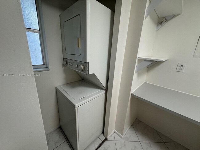 Building Photo - 8051 S Colony Cir