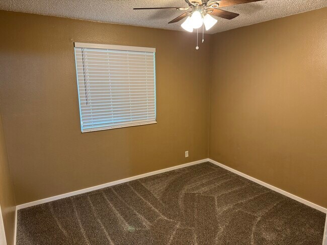 Building Photo - Magnussen Apartments