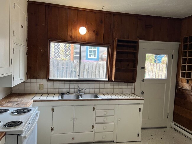 Building Photo - Beautifully updated 3 bedroom 1 bath duple...