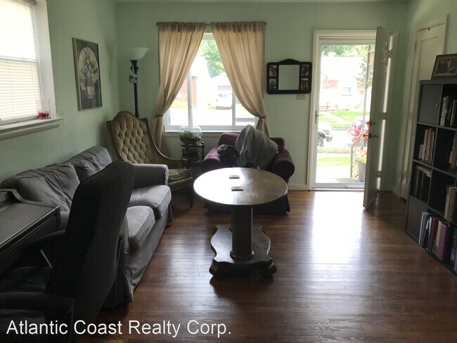 Building Photo - 3 br, 1 bath House - 520 Summers Drive