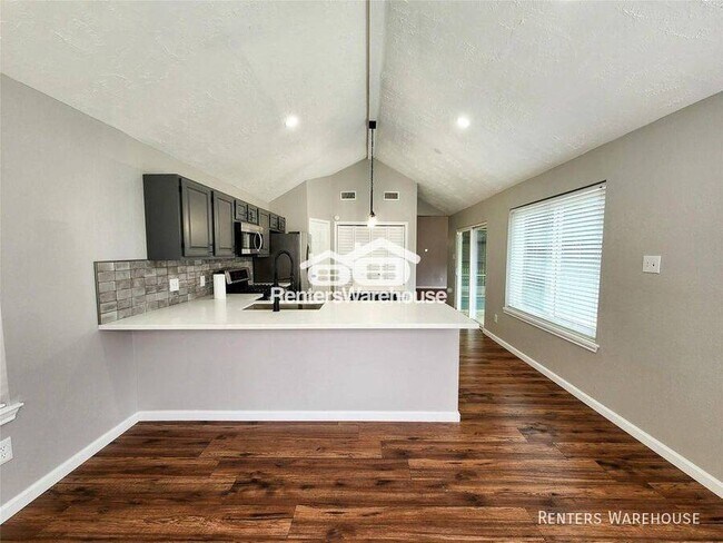 Building Photo - 2118 Creston Dr