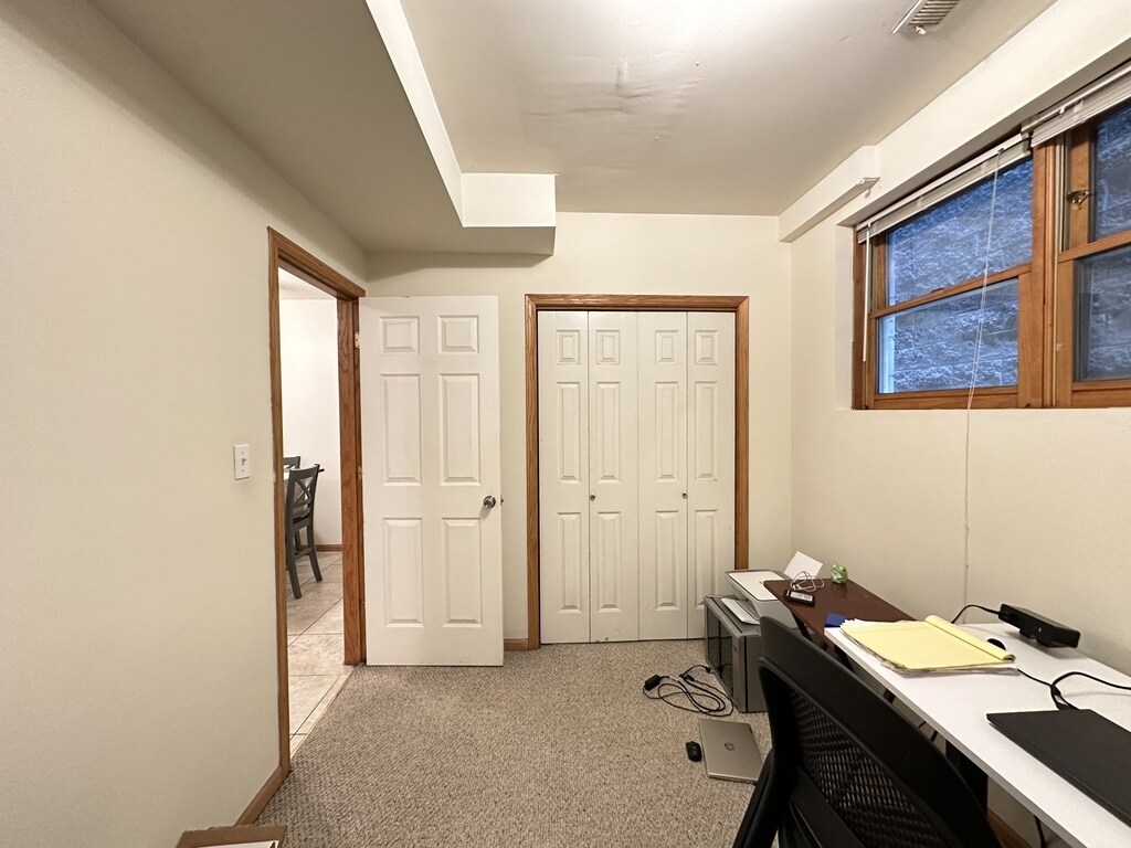 Building Photo - 922 N Paulina St