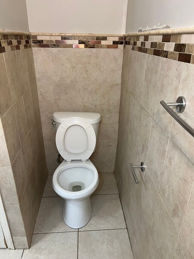 Building Photo - 7956 Lasalle Blvd - Apartment