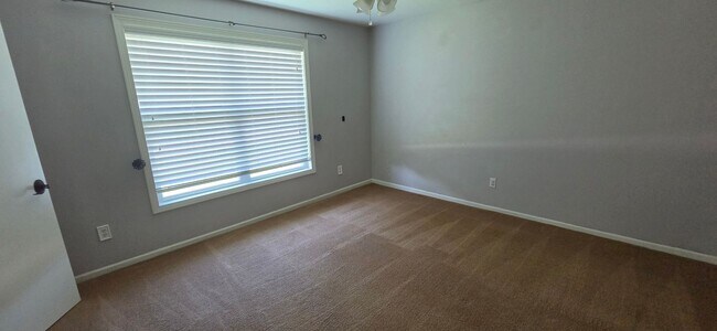 Building Photo - 715 SW Graystone Dr