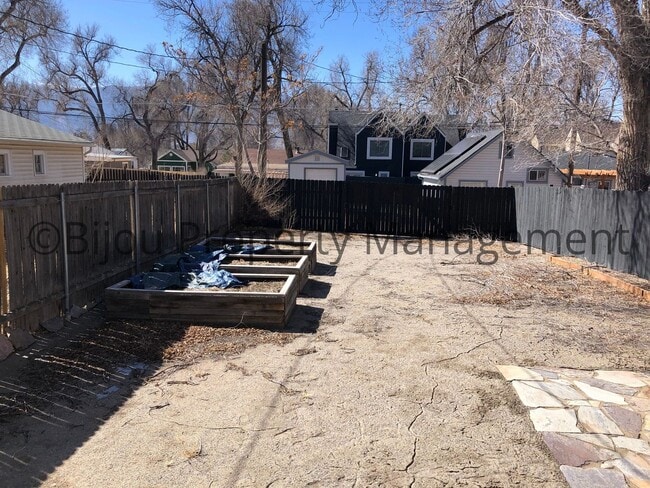 Building Photo - Lovely Three Bedroom Home