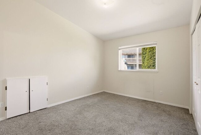 Building Photo - 820 N Siony