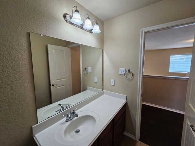 Building Photo - Available now ready for immediate move in  $500 off second month's rent move in special