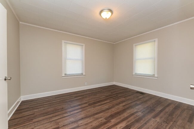Building Photo - Move-In Ready Comfort – 4 Bed, 2 Bath!
