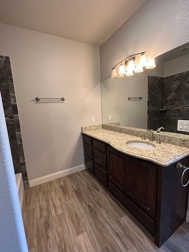 Building Photo - Beautiful Townhome