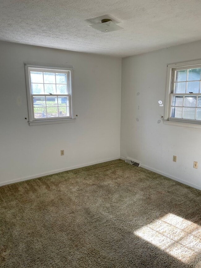 Building Photo - 3 Bed/2 Bath Home - large lot - garage