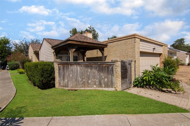 Building Photo - 910 Fleetwood Pl Dr