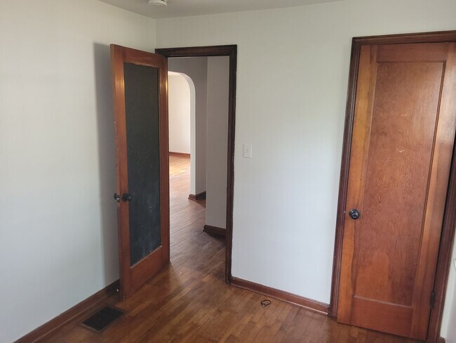 Building Photo - 2-Bedroom/1-Bath, Great Neighborhood