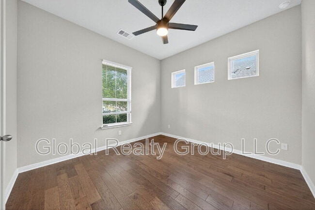 Building Photo - 812 Silver Fox