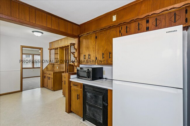 Building Photo - Charming 3 bedroom 1 bath home with 2 garages!