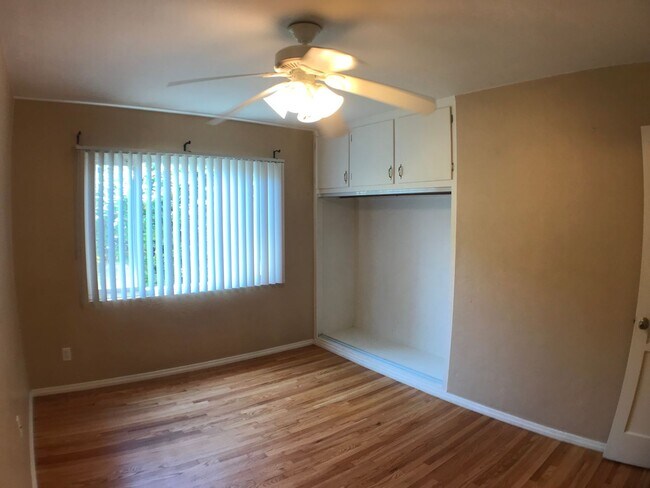 Building Photo - BEAUTIFUL WOOD FLOORS IN THIS- 5 BED 2 BATHROOM- Includes maid service