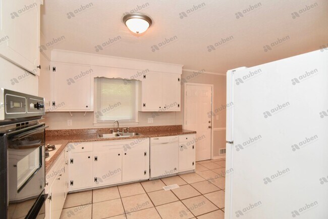 Building Photo - 3 Bed/2 Bath in Quiet Cul-de-Sac