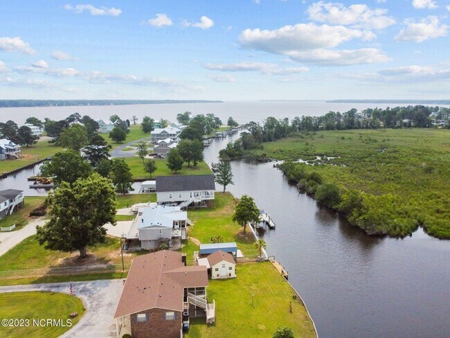 Building Photo - Waterfront 3 bedroom 2 bath