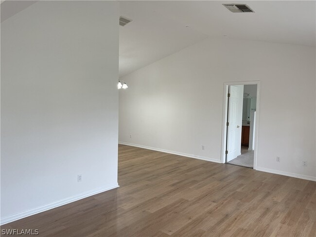 Building Photo - 9758 Country Oaks Dr