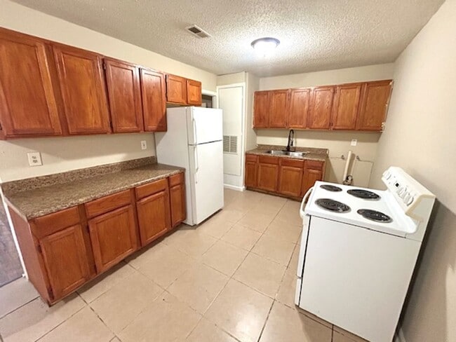 Building Photo - THREE BEDROOM HOME - CLOSE TO ALABAMA A&M