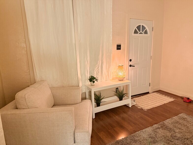 Building Photo - 1924 Macklind Ave