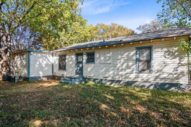 Building Photo - "Charming 2-Bedroom Duplex Retreat on Clou...