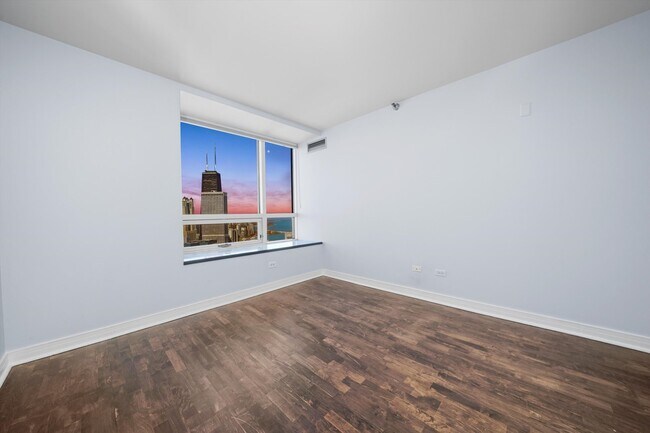 Building Photo - 512 N McClurg Ct