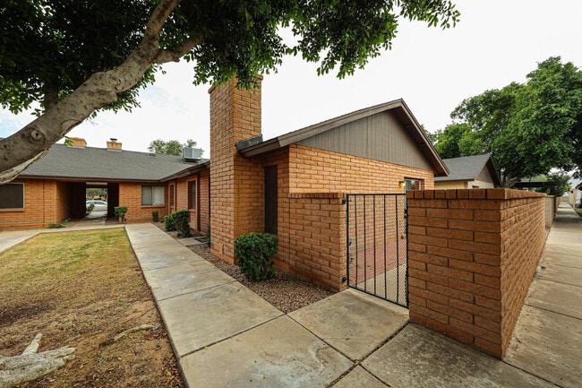 Building Photo - 102 W Concorda Dr