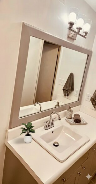 Building Photo - 903 Summit North Dr NE