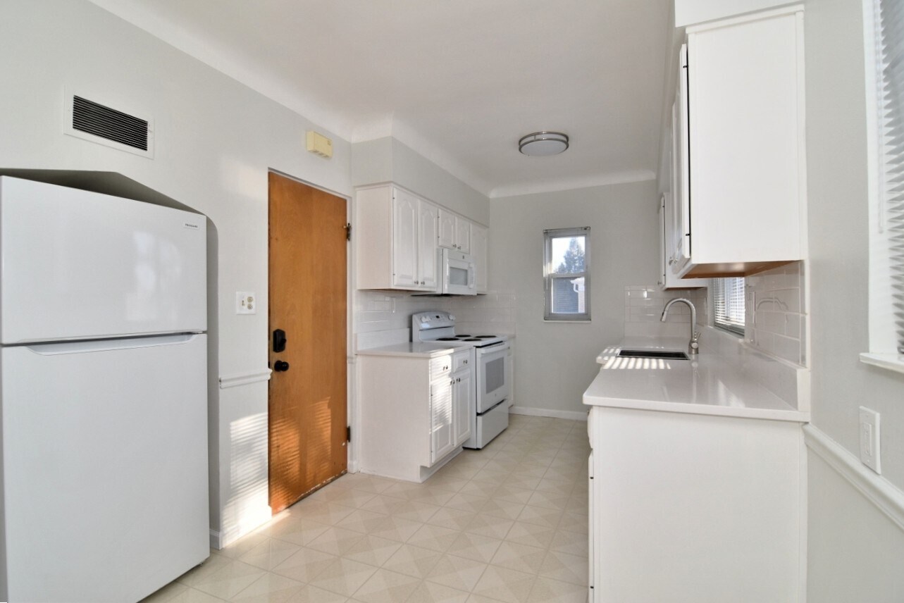 Building Photo - 2025 Riverside Dr