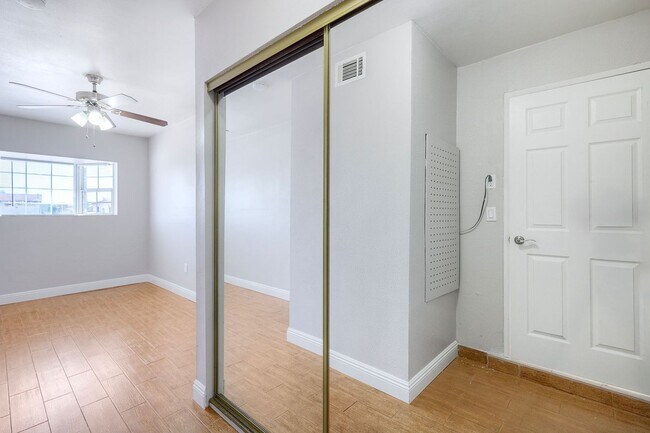 Building Photo - Three bedroom two bath home- fenced yard! - Castle Park