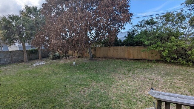 Building Photo - 795 Rolling Hill Dr