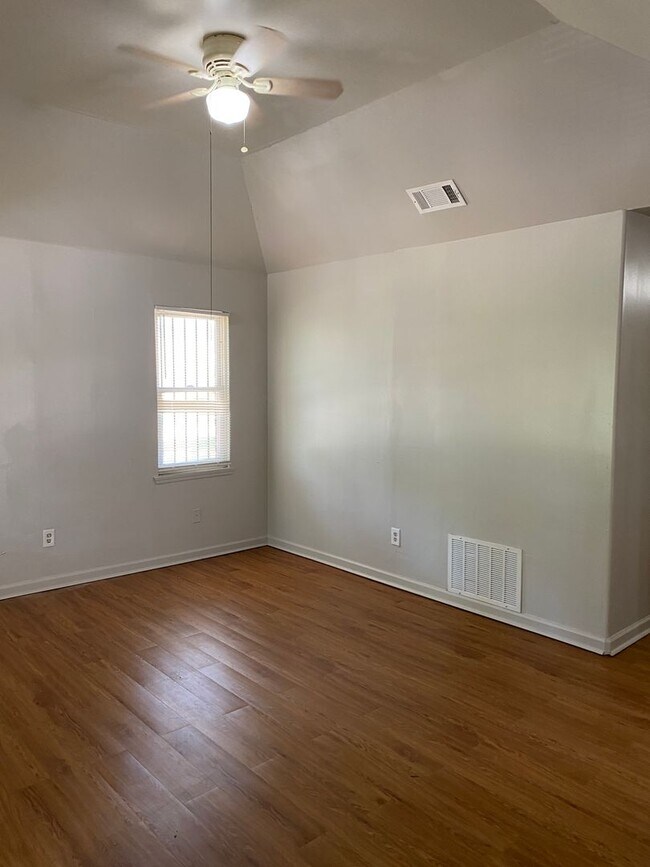 Building Photo - 3br 2 bath vaulted ceiling
