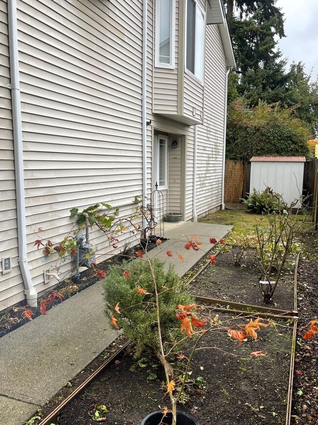 Building Photo - Spacious 2-Bedroom, 2-bathroom Townhome in...