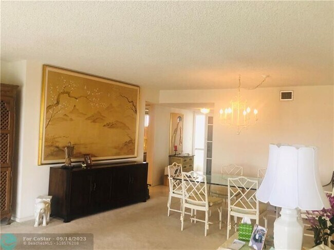 Building Photo - 1523 E Hillsboro Blvd