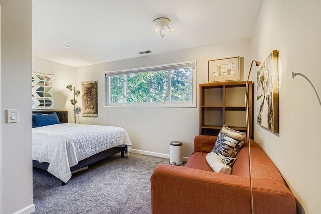 Building Photo - Bitter Lake Home